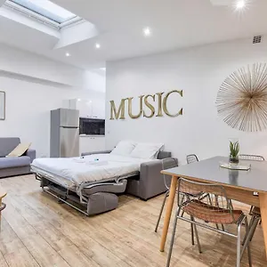 Apartment Cosy Apartment- 6p- Folies Bergeres, Paris